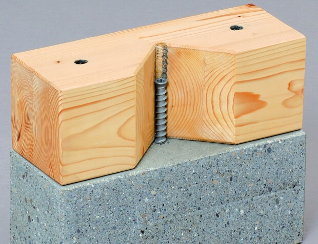 een schroef in een houten blokje