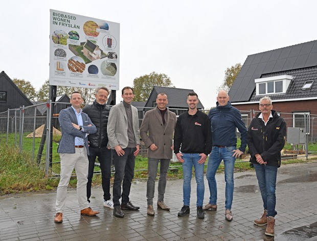 Van links naar rechts: Rikkert Besselse (Rabobank), Hans Achterbosch (Achterbosch Architecten), Marthijs Roorda (GreenInclusive), Jaap van Veen (gemeente Heerenveen), Werner Valk (DW Bouw), Johan Douma (Miedema) en Dick Valk (DW Bouw) voor de bouwlocatie in Nieuwehorne.