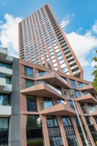 De 110 meter hoge woontoren CasaNova in het centrum van Rotterdam