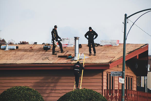 Mannen op een dak