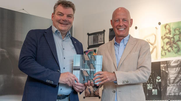 Ben van Berkel (rechts), architect en oprichter van UNStudio, ontvangt eerste exemplaar van Façades 2024 uit handen van Henk Zoontjens, directeur VMRG.
